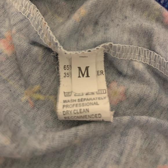 Women's V-Neck T-Shirt Floral Pattern Medium - Picture 7 of 9